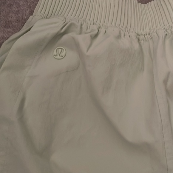 Lululemon Stretch Woven Relaxed-Fit High-Rise Short 4"
Kohlrabi Green - Picture 7 of 9